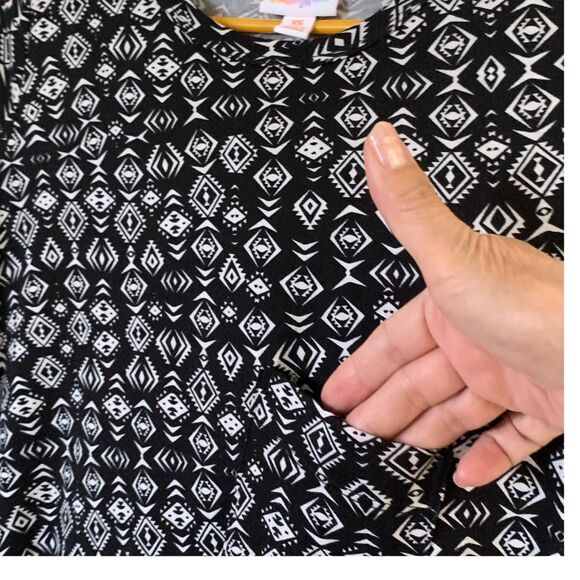 LuLaRoe Black & White Geometric Print High-Low Hem Dress XS Relaxed Fit - Picture 4 of 9